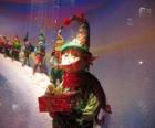 Santa&#039;s hediye kutusu taşıyan Elfler